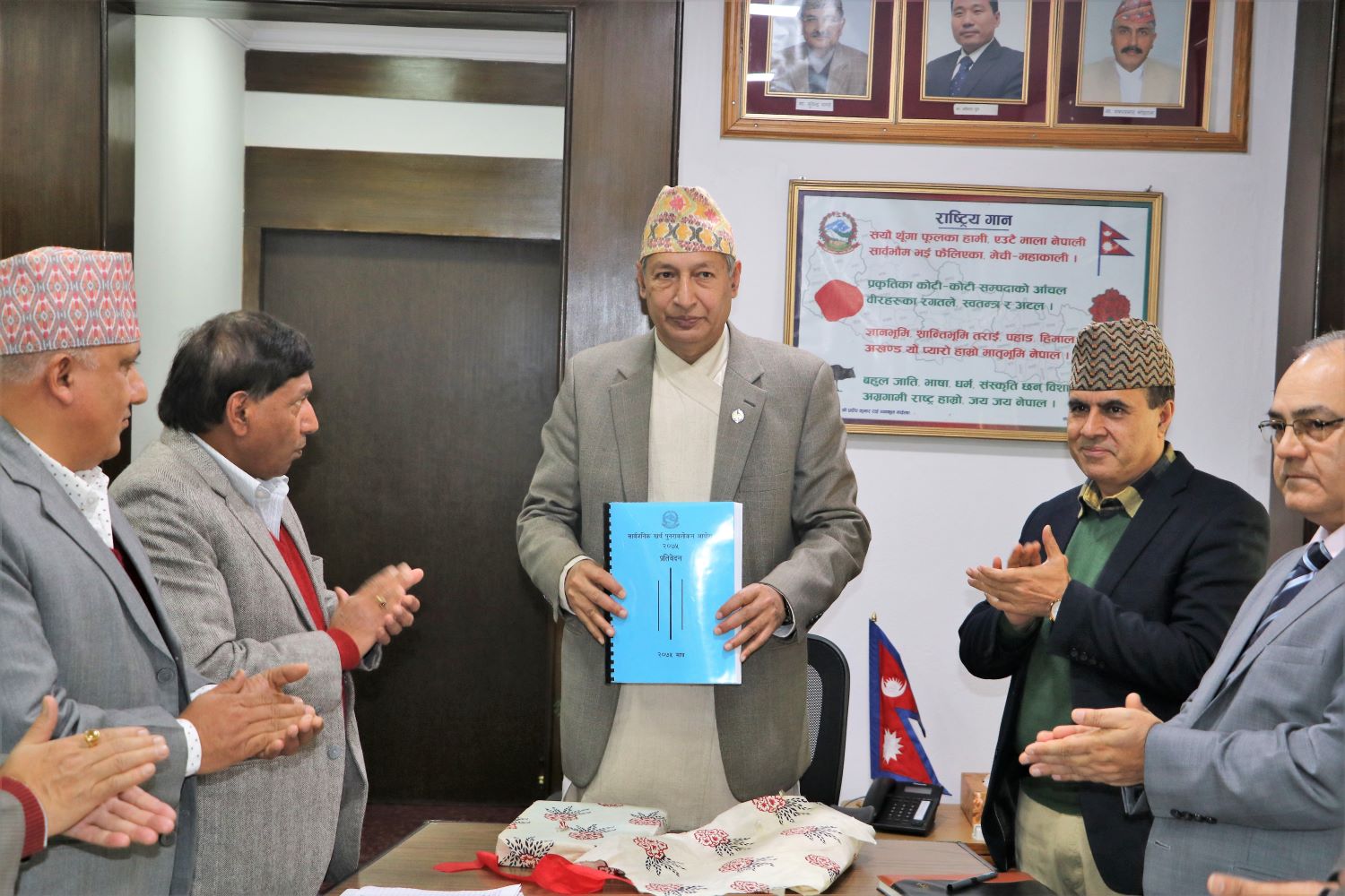 माननीय अर्थमन्त्री डा. युवराज खतिवडाज्यूलाई सार्वजनिक खर्च पुनरावलोकन आयोग, २०७५ को प्रतिवेदन सो आयोगका पदाधिकारीहरू बाट हस्तान्तरण गरिदै ।