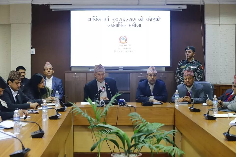 माननीय अर्थमन्त्री डा.युवराज खतिवडाज्यूले मिति २०७६/१०/२९ गते आर्थिक वर्ष २०७६/७७ को बजेटको अर्धवार्षिक समीक्षा प्रतिवेदन सार्वजनिक गर्नुहुँदै।