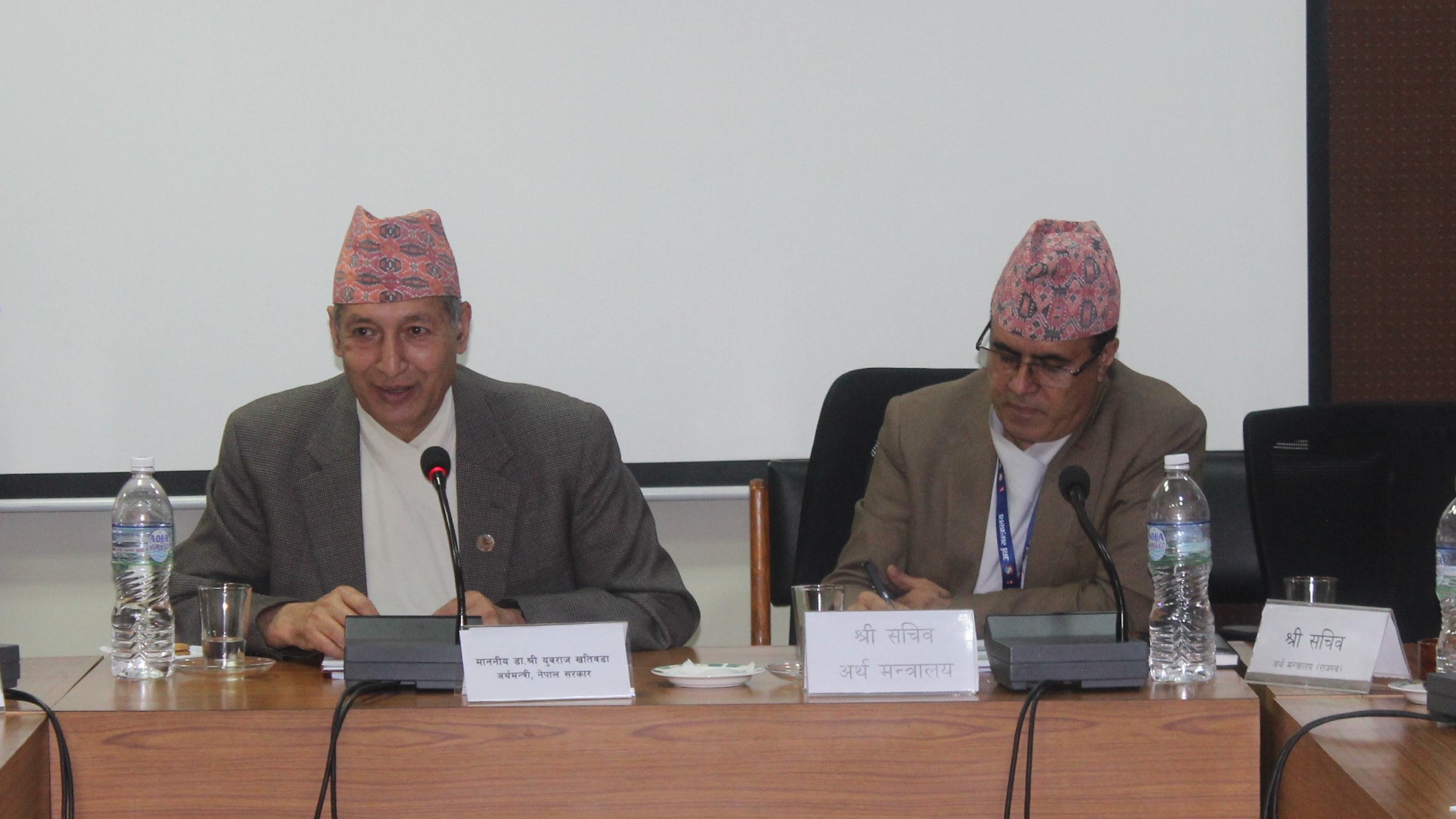 मन्त्रालयस्तरीय विकास समस्या समाधान समिति (MDAC) बैठकमा माननीय अर्थमन्त्री डा. युवराज खतिवडा द्वारा निर्देशन दिनुहुँदै।(२०७५ भाद्र ७ )