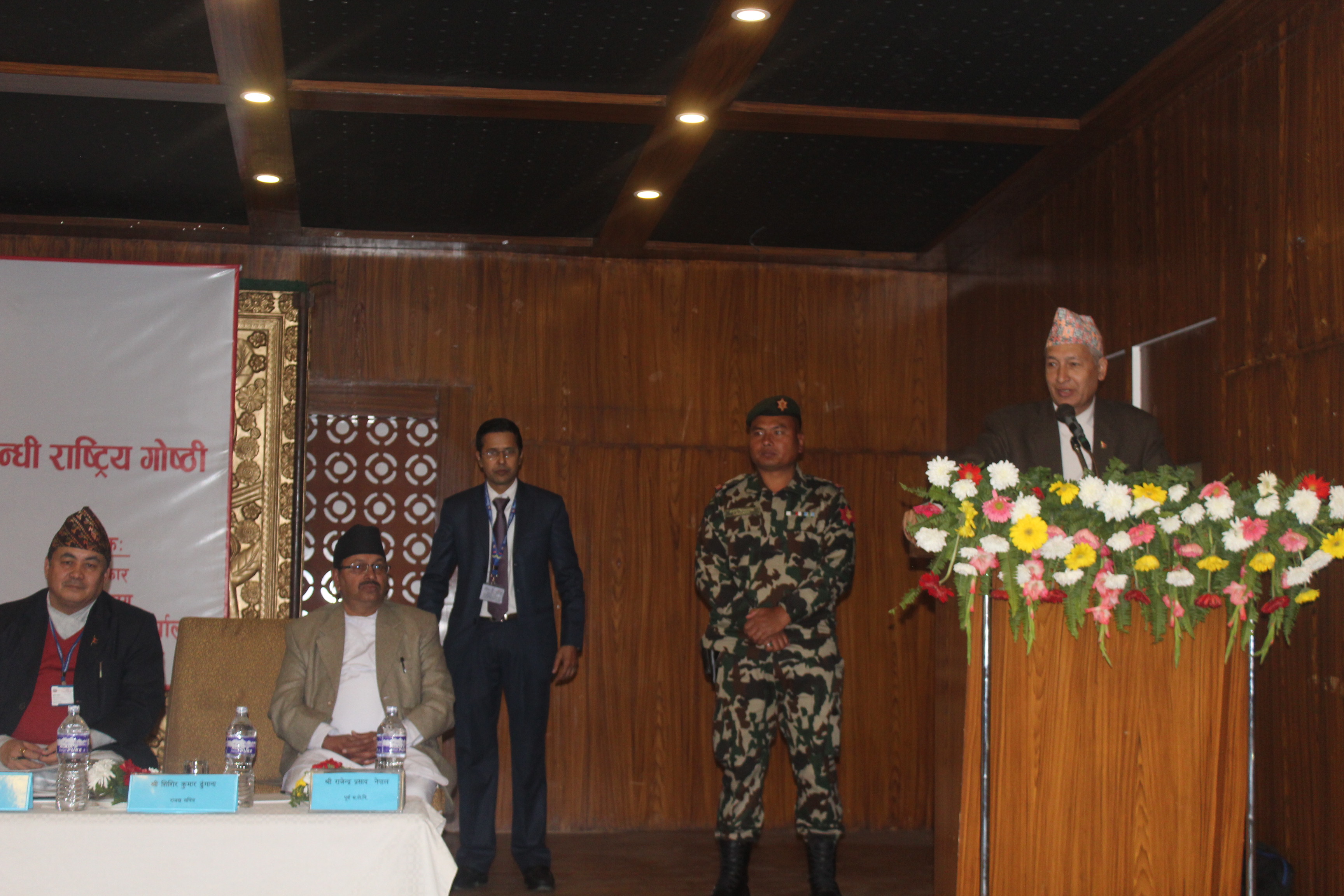 २०७५ मंसिर ०२ गते सार्वजनिक वित्तीय व्यवस्थापन सम्बन्धी राष्ट्रिय गोष्ठीमा माननीय अर्थमन्त्री डा.युवराज खतिवडा ज्यूले प्रमुख अतिथिज्यूको रुपमा सम्वोधन गर्नु हुँदै ।