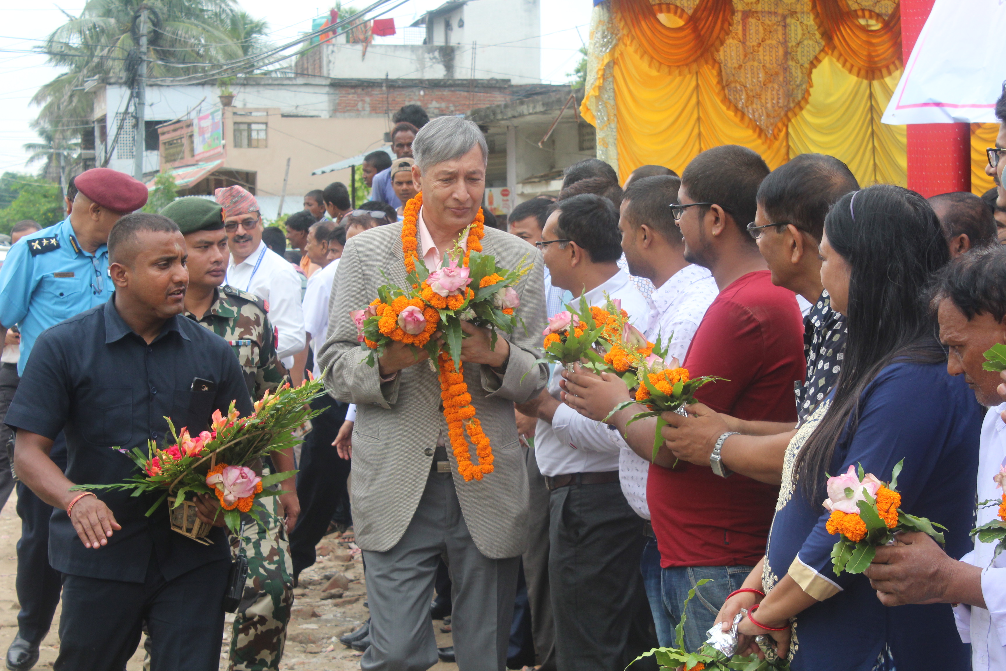 २०७५ भाद्र १८ गते करदाता सेवा कार्यालय राजविराजको उदघाटन समारोहमा माननीय अर्थमन्त्री डा.युवराज खतिवडा ज्यूलाई प्रमुख अतिथिज्यूको रुपमा  स्वागत गरिदै ।