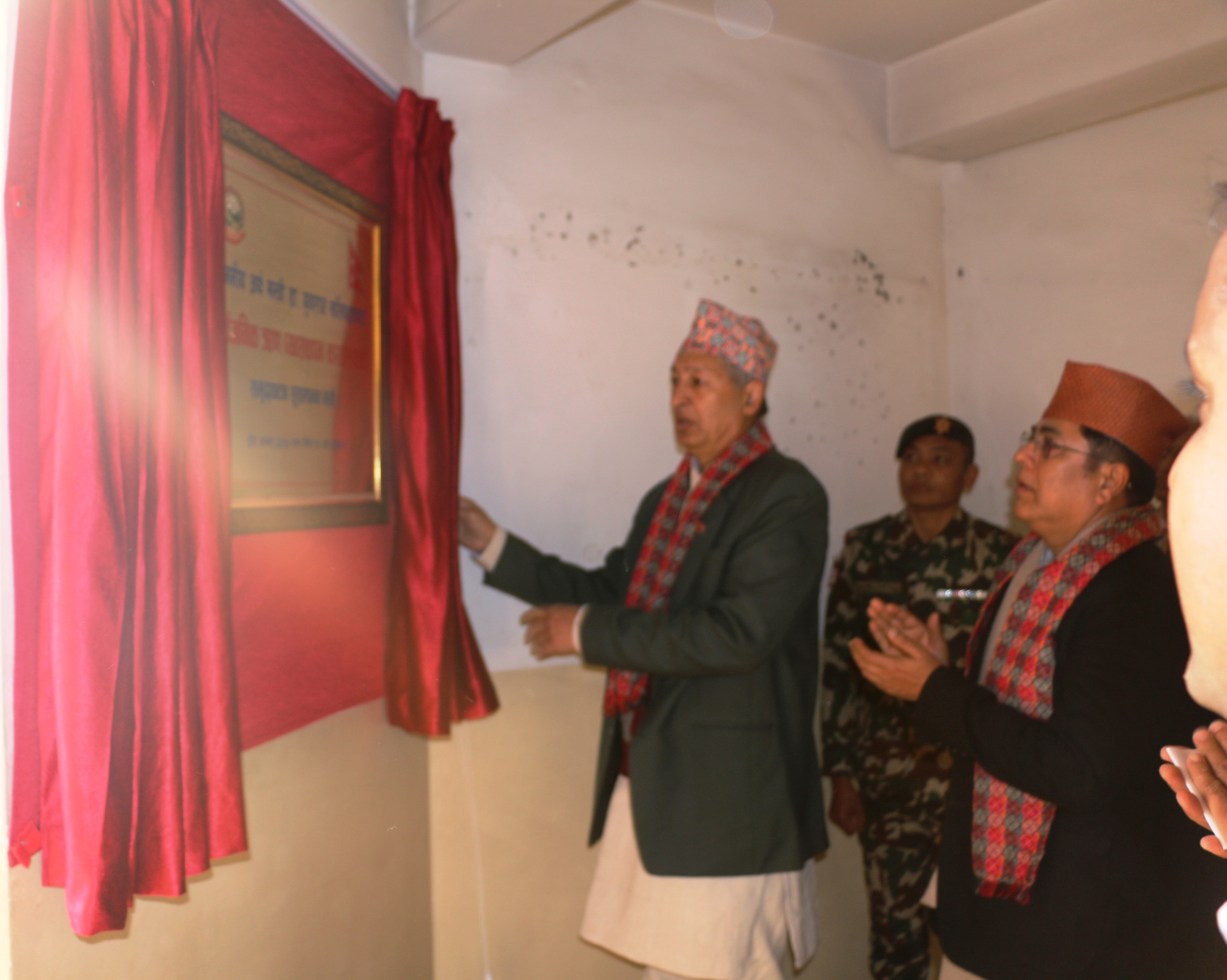 माननिय अर्थमन्त्री डा युवराज खतिवडा द्दारा मिति २०७५ पुष ११ गते सार्वजनिक ऋण व्यवस्थापन कार्यालयको एक समारोहमा ताम्रपत्रको अनावरण गरी विधिवत रुपमा समुद्घाटन गर्नुहुँदै ।