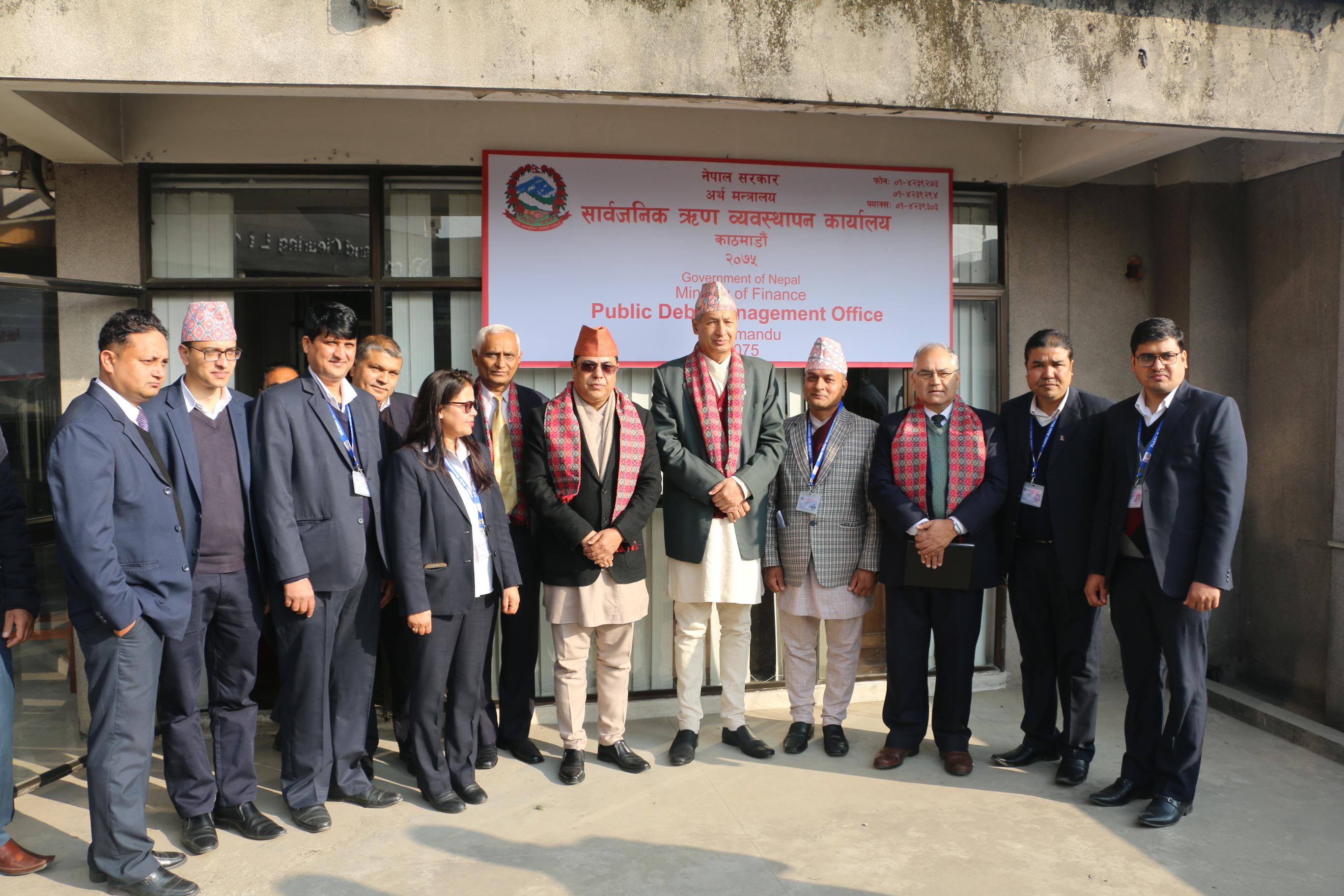 माननिय अर्थमन्त्री डा युवराज खतिवडा द्दारा मिति २०७५ पुष ११ गते सार्वजनिक ऋण व्यवस्थापन कार्यालयको एक समारोहमा ताम्रपत्रको अनावरण गरी विधिवत रुपमा समुद्घाटन गर्नुहुँदै ।